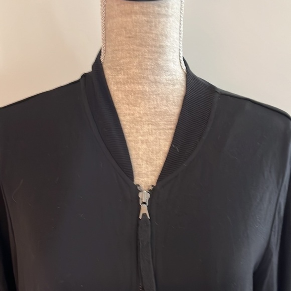LOGO Lounge Lori Goldstein size Medium shark hem jacket in black. - Picture 2 of 9